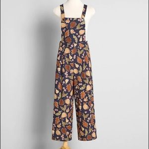 Overalls. Never worn, still has tag. Size 6US. (10AU)doesn’t fit/can’t return it